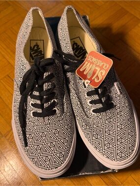 Vans Authentic Slim Black & Red Box Top